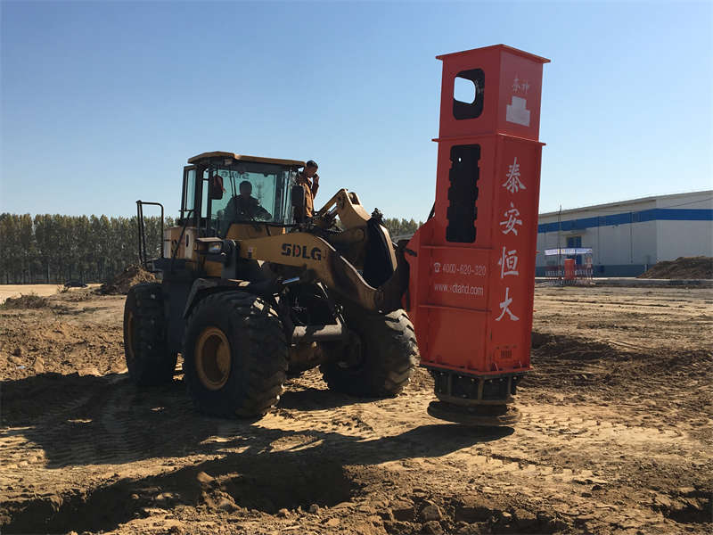 HC36 fast hydraulic compactor mounted on loader to move