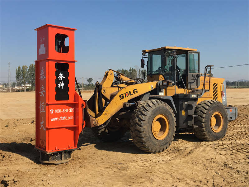 Rapid hydraulic compactor bottom plate pressed into the soil