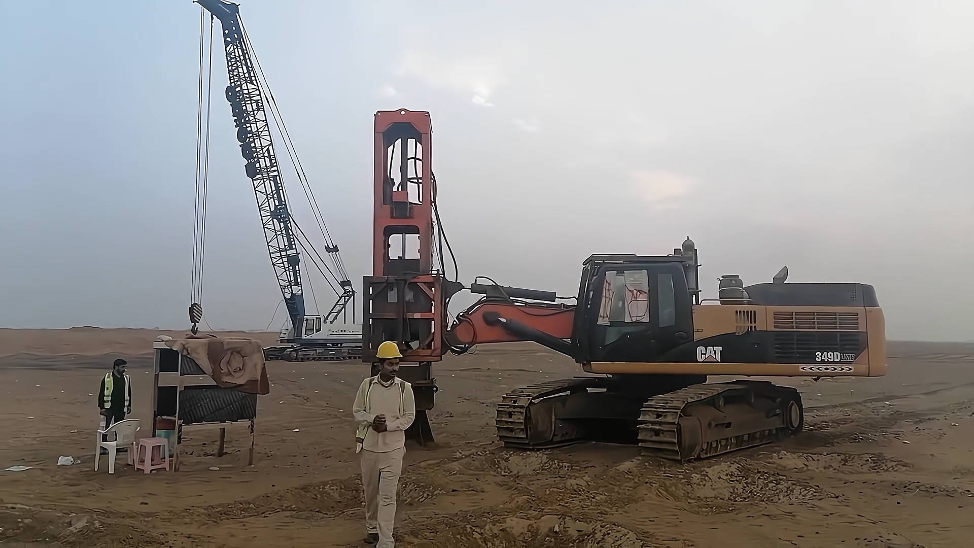 The Rapid impact compactor is constructed at the Dubai Airport in the United Arab Emirates. It uses a 150KJ rapid impact compactor with high construction efficiency and an effective depth of up to 10 meters. It is very suitable for use in the airport, and can also meet the airport construction requirements.